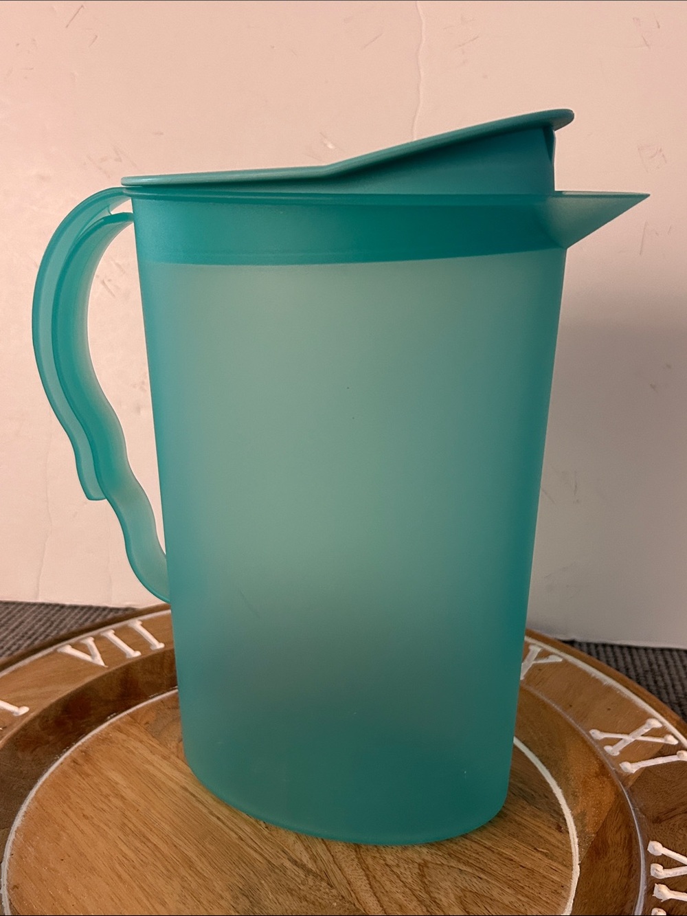 Tupperware Tupperware Impressions Slimline Pitcher in teal green with rocker lid